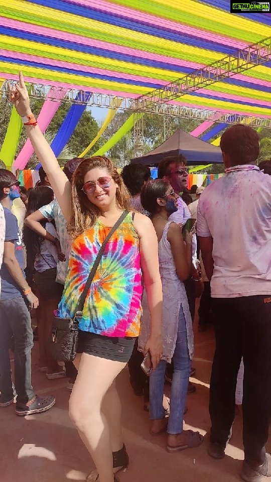 Vahbbiz Dorabjee Instagram - Itna Mazza kyu aa raha hai..tune hawa mein bhaang milaya😁🎉🤣 A Dry Holi but indeed a Rocking one filled with Colors of Happiness with Loved one's❤ Loved the vibe and the killer performance by @harrdysandhu on all our favorite tracks especially #bijleebijlee 😁 @mohitttbijlaniii @siddhesh_kudtarkar10 @akashjain3 @aryanavale77 @team.innovation Pune City