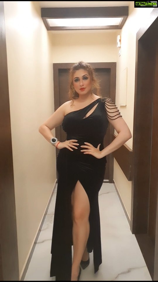 Vahbbiz Dorabjee Instagram - The Art of Dressing Curves.. Usually curvy women are ignored by the industry or conveniently let down by telling us our sizes are not available.I frankly find it effortless behaviour and a lack of perception.Here is a Celebrity Fashion Stylist @kapoormohit888 who has genuinely impressed me with his vision and hardwork.Thank you for showing the Art of Dressing Curves by putting this shoot together.Here is one of the looks.Hope you all like it.. Concept & styled by @kapoormohit888 Photography @ardy_arjun @ardyastic Organised by @dream.catcheers Styling asst @rushabh.r.shah @mister_karwa Hair & Makeup @beautybythebeastt Wardrobe by @naavyaasingh Production @neal_mahesh