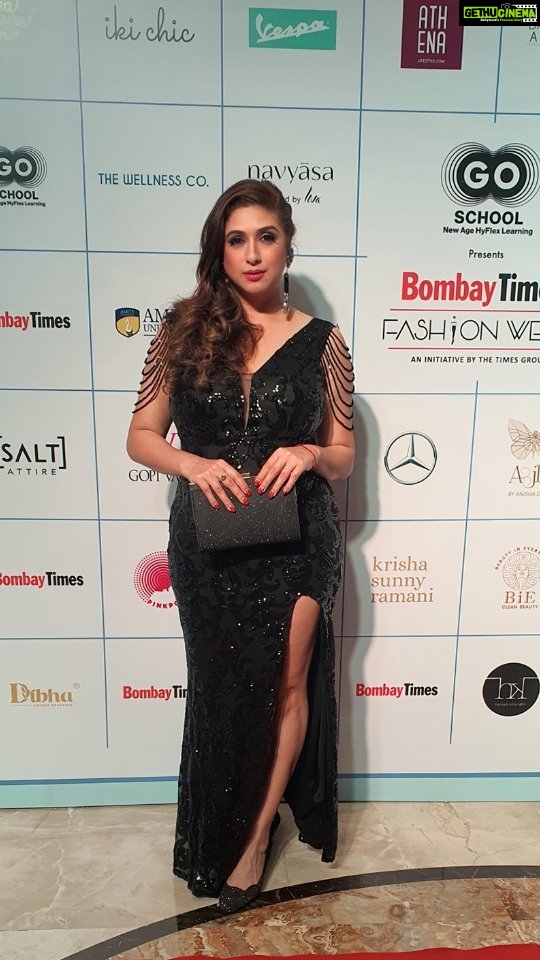 Vahbbiz Dorabjee Instagram - At the @timesfashionweek for @iamkenferns show.. Brilliant show..I loved the neon colors and the flowy summer wear collection😍 Had a fun night at #btfw St. Regis Hotel