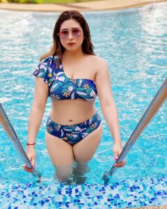 Vahbbiz Dorabjee Instagram - Can't wait for the pool's to reopen.. #throwbackpic #covidfreedays Swimwear:- @angelcroshet_swimwear