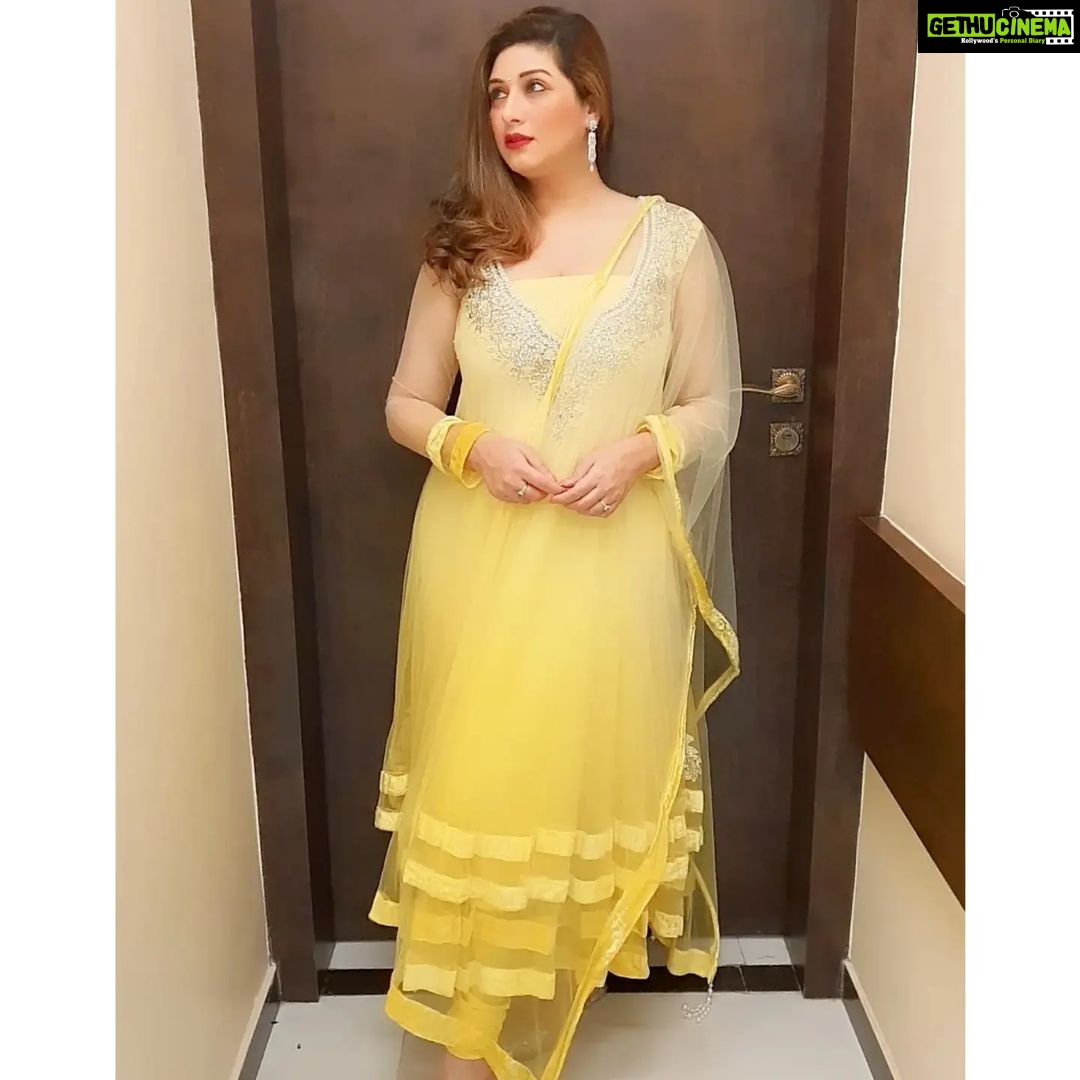 Vahbbiz Dorabjee Instagram - Three looks put together for the wedding season.. For the Haldi,Cocktail Night and Reception.. What's your favorite? Black Coctail Gown:- Outfit by - @aayannabysiimie Jewellery by - @tarannumjewelry Styled by - @style_by_hetaljogi Assisted by - @whatddoes_ Saree:- Outfit by - @rajgharana.rg Jewellery by - @zehora_co @zehora_shop Styled by - @style_by_hetaljogi Assisted by - @shahunnati11