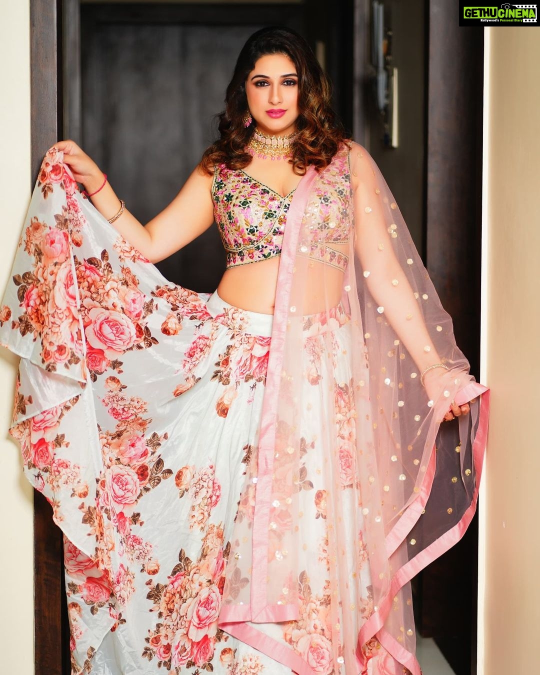 Vahbbiz Dorabjee Instagram - #weddingseason Hair & Makeup:- @makeupbyvaish Photography:- @abhay_r_kirti Outfit by - @navdurga_official Jewellery by - @viariaccessories Stylist - @style_by_hetaljogi Assistant- @dhwxni_shxh @shrishtijetli