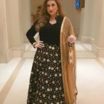 Vahbbiz Dorabjee Instagram – It’s been a Different start to Monday😛
#weddingseason #ootd #indianwear

Outfit:- @a.s_fashion_house JW Marriott Mumbai Juhu