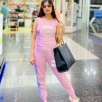 Vaishali Takkar Instagram - It’s time to cross Oceans again ✈️ Guess the country … 😉 #airportlook #vacation