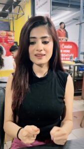 Vaishali Takkar Instagram - Bas MOMOs khila do 🥹 

#reels #reelsofinstagram #momoskhilade #trending #trendingreels