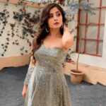 Vaishali Takkar Instagram - No Scars To My Beautiful ❣️ #reels #scarstoyourbeautiful #reelitfeelit #golden #goldengown #gowns #bling #partywear #actorslife #actress #blogger #influencer