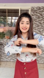 Vaishali Takkar Instagram - Not a good dancer .. par trend ka sawal hai 🙆🏻‍♀️

#trendingreels #reelsinstagram #bahara