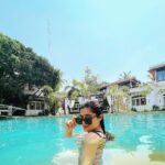 Vaishali Takkar Instagram – Sorry, No Lifeguard On Duty For you ! 😉 
#Summer #summervibes #pool #poolvibes #swimmingpool #bikini #blogger