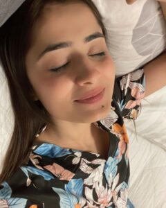 Vaishali Takkar Instagram - Tips for a good night sleep : 
1 . Clean yourself 
2. Wear a cute and comfy Night suit 
3. Count Your Blessings ❣️

My Nightwear is from @sachha_sauda13 🥰