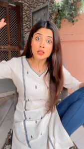 Vaishali Takkar Instagram - Me , When friends say party de yaar 😅 

#reels #shuddhgareeb #bollywood #bollywooddialogue #filmy