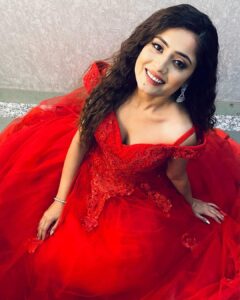 Vaishali Takkar Instagram - Comment your favourite red emoji 😀 Mine is ♥️ 
Mua 💄 @mujahidshaikhmakeupartist 

#vaishalitakkar