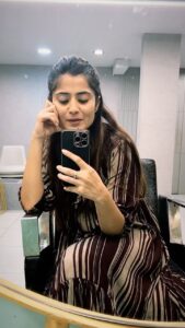 Vaishali Takkar Instagram - But it’s very important to be unfiltered with the person in the mirror 😊 

#Reels #reelsinstagram #nofilter