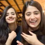 Vaishali Takkar Instagram - Maggi bana ke inko best cook banna hai 🙄 @dinkytakker_07 onion cutNa seekh le pehle 😝 #reels #sisters #reelsinstagram