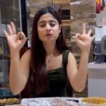 Vaishali Takkar Instagram - Waah waah waah .. the only feeling i had with every bite of the Delicioussssss VEG food from @aaaokhaocafeaandrestaurant 😍🥰😘 Yaar ye veg soya tikka and gravy non-veg ki takkar ka tha jo is Takkar ko boht pasand aaya 😀🙌🏻 And mushroom chilli just stole my heart 🥹 #food #foodblog #reelsinstagram