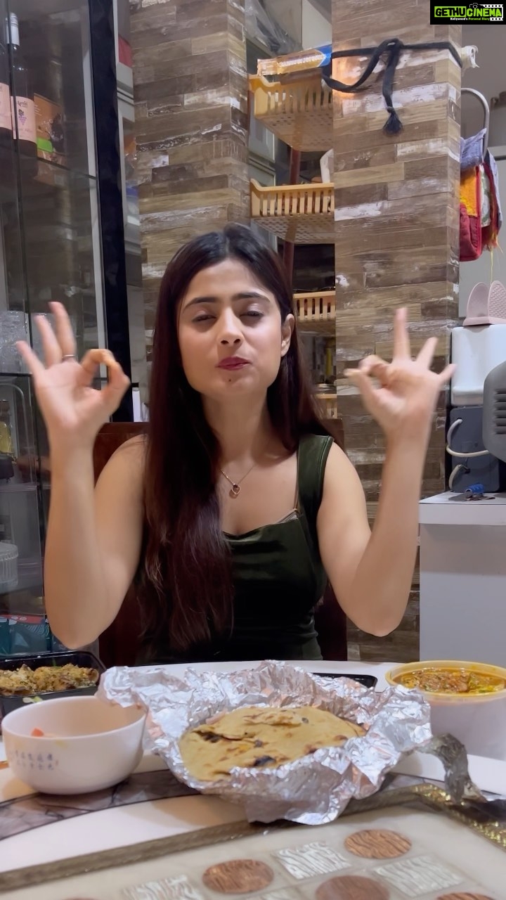 Vaishali Takkar Instagram - Waah waah waah .. the only feeling i had with every bite of the Delicioussssss VEG food from @aaaokhaocafeaandrestaurant 😍🥰😘 Yaar ye veg soya tikka and gravy non-veg ki takkar ka tha jo is Takkar ko boht pasand aaya 😀🙌🏻 And mushroom chilli just stole my heart 🥹 #food #foodblog #reelsinstagram