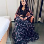 Vaishali Takkar Instagram – Ho ke Jazbati  bhavein haar Jayda par jitteya na kar ke chalaki kise naal 🤗
MUAH @mohmayaaurmakeup 

#fashion #indowestern #lehnga #floral #makeup #smokeyeyes #hairstyles