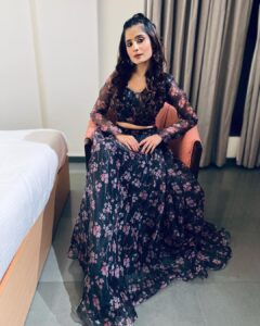 Vaishali Takkar Instagram - Ho ke Jazbati  bhavein haar Jayda par jitteya na kar ke chalaki kise naal 🤗
MUAH @mohmayaaurmakeup 

#fashion #indowestern #lehnga #floral #makeup #smokeyeyes #hairstyles