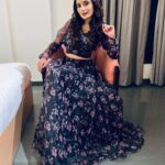 Vaishali Takkar Instagram – Ho ke Jazbati  bhavein haar Jayda par jitteya na kar ke chalaki kise naal 🤗
MUAH @mohmayaaurmakeup 

#fashion #indowestern #lehnga #floral #makeup #smokeyeyes #hairstyles