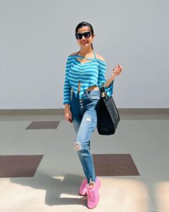 Vaishali Takkar Instagram - At some corner of the Airport, bringing the photographer out of a Cleaner bhaiyya 😁 and he was sweet enough to let me change 10 poses for about 50 clicks 🤭

#airportlook #happytraveller
