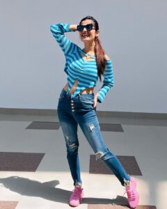 Vaishali Takkar Instagram - At some corner of the Airport, bringing the photographer out of a Cleaner bhaiyya 😁 and he was sweet enough to let me change 10 poses for about 50 clicks 🤭

#airportlook #happytraveller
