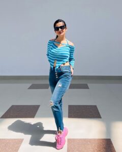Vaishali Takkar Instagram - At some corner of the Airport, bringing the photographer out of a Cleaner bhaiyya 😁 and he was sweet enough to let me change 10 poses for about 50 clicks 🤭

#airportlook #happytraveller