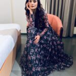 Vaishali Takkar Instagram – Ho ke Jazbati  bhavein haar Jayda par jitteya na kar ke chalaki kise naal 🤗
MUAH @mohmayaaurmakeup 

#fashion #indowestern #lehnga #floral #makeup #smokeyeyes #hairstyles