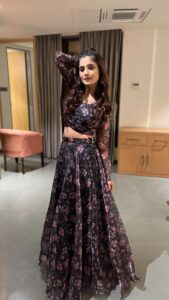 Vaishali Takkar Instagram - Dolled up the indo-western way for #garbanight in Nagpur last night ☺️
MUAH @mohmayaaurmakeup ❤️ 

#reels #garba #navratri #actorslife #indowestern #fashion #trends #trending