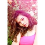 Vaishnavi Dhanraj Instagram - If "Gulab" 🌹 is mostly Red.. Why is it called GULAB which means pink ? 🤔 Me and my questions 🤦🏻‍♀️ 📸 @snapperrish @rishinakandhari 💖 #gulabi #meandmyquestions #itsgoodtoaskquestions