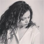 Vaishnavi Dhanraj Instagram - Mere Paas Se jo Guzra ..Mera Haal Tak Na Pucha .. Main Kaise Maan Jaun woh Door Ja Ke Roya .. ? - Parveen Shaakir Sahiba. Tere Paas se jo guzare toh junoon mein the Faraaz .. Jab door jaake socha ..toh zaaarr zaaarr roye. - Faraaz Sahab