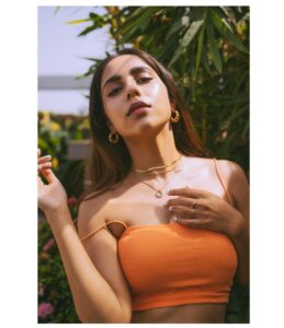 Veebha Anand Instagram - Cover me in sunshine! ✨ 📸 @deepali_td_official Jewelry : @timelessjewelsby_s