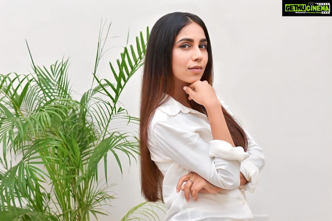 Veebha Anand Instagram - I am in absolute love with my smooth hair!!!!😍 All thanks to @Biolage range for helping me achieve smooth, frizz-free hair! . To achieve results like this, check out the Smooth Proof range by @biolage formulated with frizzy hair in mind! . 💚Shampoo for frizzy hair cleanses and controls frizz for manageability and smoothness..! 💚Conditioner detangles and de-frizzes hair while providing static control..! 💚Serum is enriched with Avocado and Grapeseed oil which helps get frizz free hair instantly! . So go get your hands on the Biolage smoothproof products today because it’s Good for hair, good for you, good for the planet. #Ad #BiolageSmoothProofSerum #DeepTreatmentPack #NatureInspiredProfessionalCare #BiolagePartner #AllSeasonFrizzControl #Biolage #BiolageIndia #MatrixOptiCare #MatrixIndia @biolage
