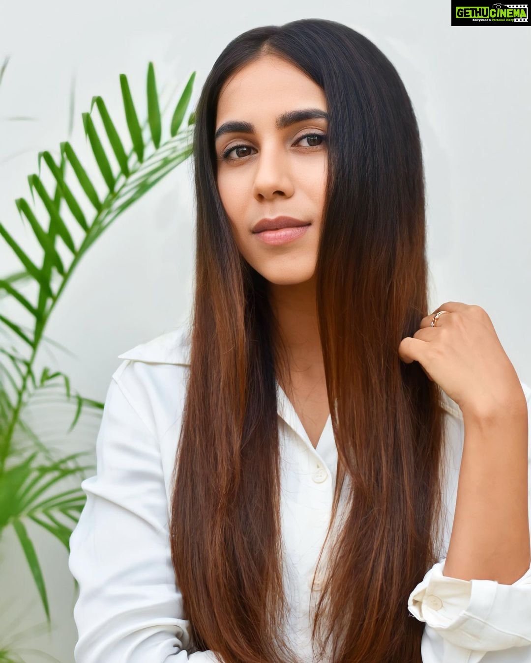 Veebha Anand Instagram - Drop a 💚 if you’re loving these smooth hair goals…!!! . To achieve results like this, check out the Smooth Proof range by @biolage​ formulated with frizzy hair in mind! . 💚Shampoo for frizzy hair cleanses and controls frizz for manageability and smoothness..! 💚Conditioner detangles and de-frizzes hair while providing static control..! 💚Serum is enriched with Avocado and Grapeseed oil which helps get frizz free hair instantly! . So go get your hands on the Biolage smoothproof products today because it’s Good for hair, good for you, good for the planet. #Ad #BiolageSmoothProofSerum #DeepTreatmentPack #NatureInspiredProfessionalCare #BiolagePartner #AllSeasonFrizzControl #Biolage #BiolageIndia #MatrixOptiCare #MatrixIndia @biolage