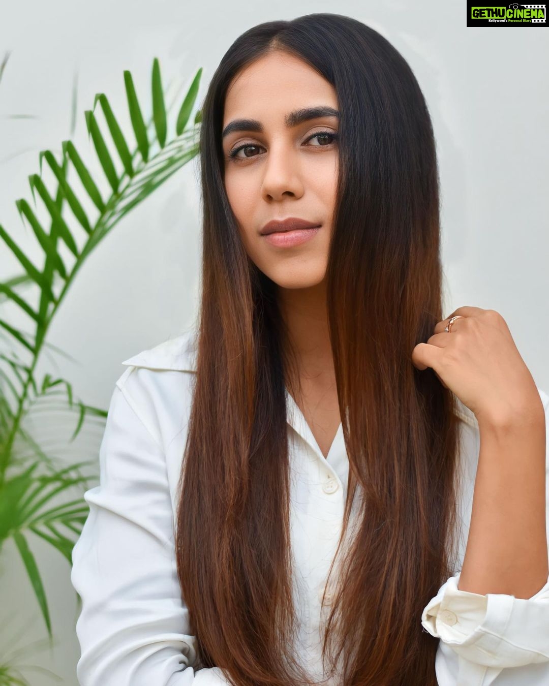 Veebha Anand Instagram - Thank you @biolage for introducing me to these amazing ranges of products! I absolutely love how the Biolage SmoothProof 3-step Regime (Shampoo-Conditioner-Serum) makes my hair frizz free instantly! . and the hero product from this range which is the Deep Smoothing 6 in 1 Serum is definitely my favorite! Enriched with avocado and grapeseed oil, this serum has now become my hair care buddy for life! . On days when I want to add extra nourishment to my hair...The Deep Treatment Packs comes to my rescue! . By using these fab beauties I said goodbye to my frizzy hair and even you can! I would highly recommend you guys to try out these beauties from Biolage and thank me later! Good for hair, good for you, good for the planet! #Ad #BiolageSmoothProofSerum #NatureInspiredProfessionalCare #BiolagePartner #AllSeasonFrizzControl #Biolage #BiolageIndia #MatrixOptiCare #MatrixIndia @biolage
