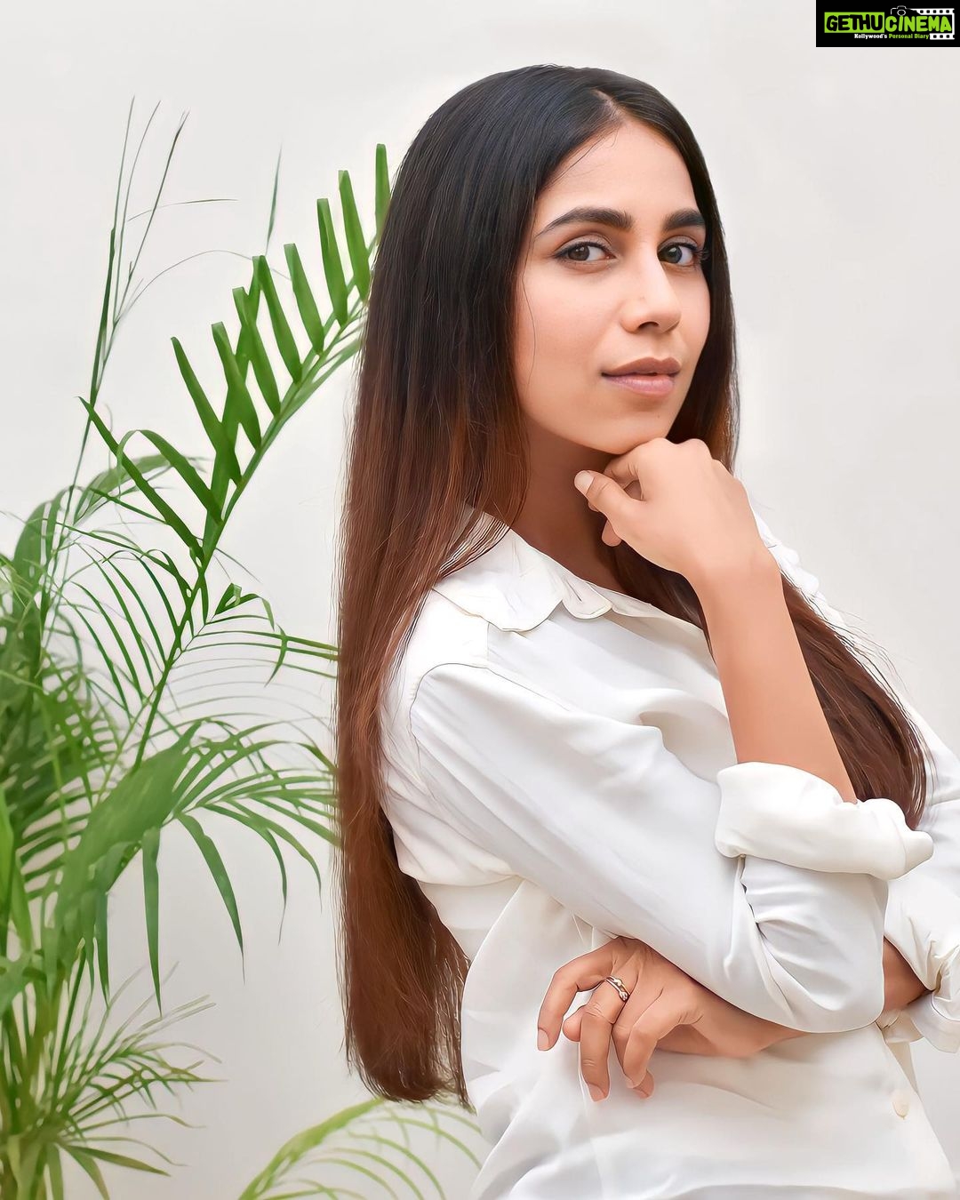 Veebha Anand Instagram - Thank you @biolage for introducing me to these amazing ranges of products! I absolutely love how the Biolage SmoothProof 3-step Regime (Shampoo-Conditioner-Serum) makes my hair frizz free instantly! . and the hero product from this range which is the Deep Smoothing 6 in 1 Serum is definitely my favorite! Enriched with avocado and grapeseed oil, this serum has now become my hair care buddy for life! . On days when I want to add extra nourishment to my hair...The Deep Treatment Packs comes to my rescue! . By using these fab beauties I said goodbye to my frizzy hair and even you can! I would highly recommend you guys to try out these beauties from Biolage and thank me later! Good for hair, good for you, good for the planet! #Ad #BiolageSmoothProofSerum #NatureInspiredProfessionalCare #BiolagePartner #AllSeasonFrizzControl #Biolage #BiolageIndia #MatrixOptiCare #MatrixIndia @biolage