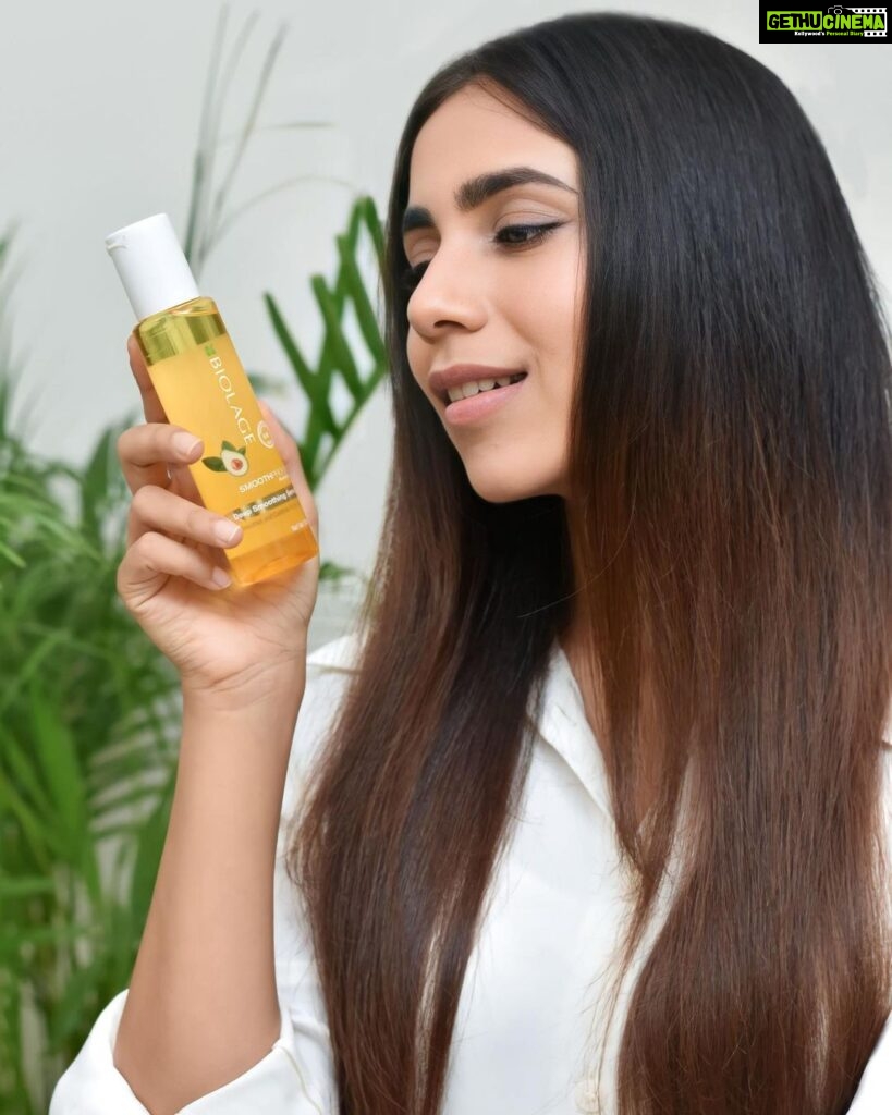 Veebha Anand Instagram - Love the Smooth Proof Serum from @biolage as it easily tames fly-aways without making your hair look greasy! Recommended by my hairdresser, this serum is enriched with Avocado and Grapeseed oil which helps get frizz free hair instantly! This serum has Anti-Frizz benefits and keeps hair smooth all day. BENEFITS…. 💚Controls frizz 💚Smoothens rough ends 💚Protects from Humidity 💚Adds Instant shine 💚Nourishes Dry Hair 💚Instantly Detangles My hair feels so soft & frizz free every time I use this serum! . You guys should definitely try out this serum for smooth and manageable hair!! . Good for hair, good for you, good for the planet! #Ad #BiolageSmoothProofSerum #NatureInspiredProfessionalCare #BiolagePartner #AllSeasonFrizzControl #Biolage #BiolageIndia #MatrixOptiCare #MatrixIndia @biolage
