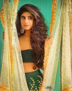 Vindhya Tiwari Instagram - नुर आता है चेहरे पर उनकी एक झलक से , मोहब्बत की ये अदा भी कमाल होती है ❤ 
📸 @ashishsom 
Outfit @aliyakhanlabel