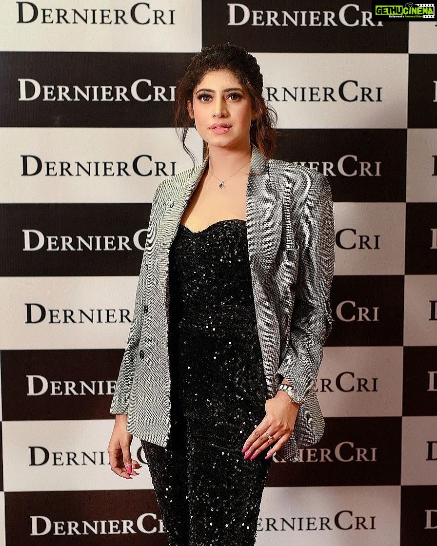Vindhya Tiwari Instagram - A Ravishing sight ๐ฅ๐ in this beautifully styled look for @derniercrievents @amithtyagi @goodnewstoday Styled @kapoormohit888 Designer @wabisabistyl Jewellery @deepkiran_jwellers Hmua @gautambali_official Coming up ๐