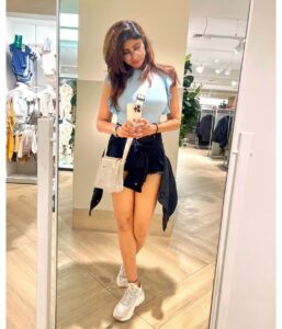 Vindhya Tiwari Instagram - Warning -Objects in mirror are “cuter” than they appear 🙈❤️ #selflove #shoppingtime !!