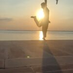 Vindhya Tiwari Instagram - This was that kind of sunset that I actually didn’t want the sun to set ….just wanted to stay right there on the horizon ,not below it ,not above it ,just right on it !!Shine on ✨💫 #shine #sunset #dance #music #gratitude