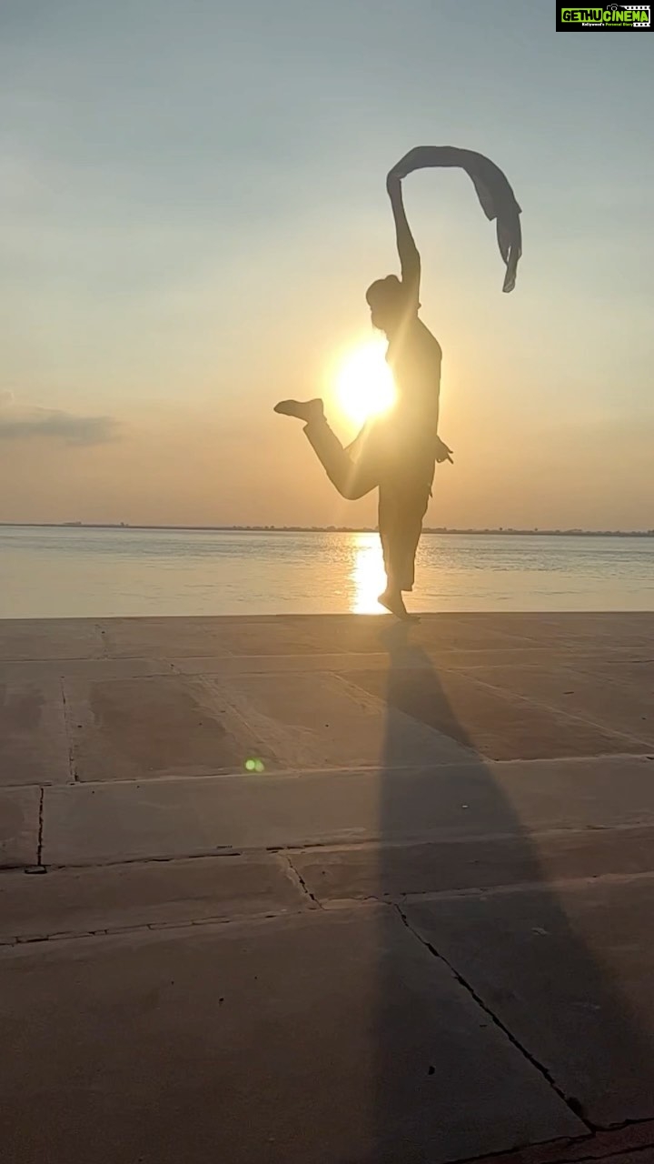 Vindhya Tiwari Instagram - This was that kind of sunset that I actually didn’t want the sun to set ….just wanted to stay right there on the horizon ,not below it ,not above it ,just right on it !!Shine on ✨💫 #shine #sunset #dance #music #gratitude