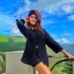 Vindhya Tiwari Instagram - Green calm below ,blue quietness above n awsum blossom pink flower 🌸my mornings today in between the mountains 💙💚@clarksexoticaramgarh @uttarakhand_tourismofficial love to be here !! Hmua @yashikaahuja.makeovers Nainital Uttrakhand