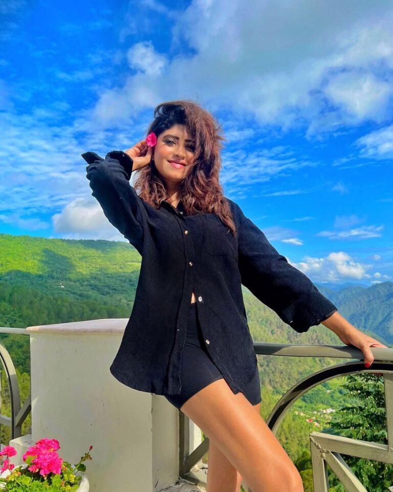 Vindhya Tiwari Instagram - Green calm below ,blue quietness above n awsum blossom pink flower 🌸my mornings today in between the mountains 💙💚@clarksexoticaramgarh @uttarakhand_tourismofficial love to be here !! Hmua @yashikaahuja.makeovers Nainital Uttrakhand