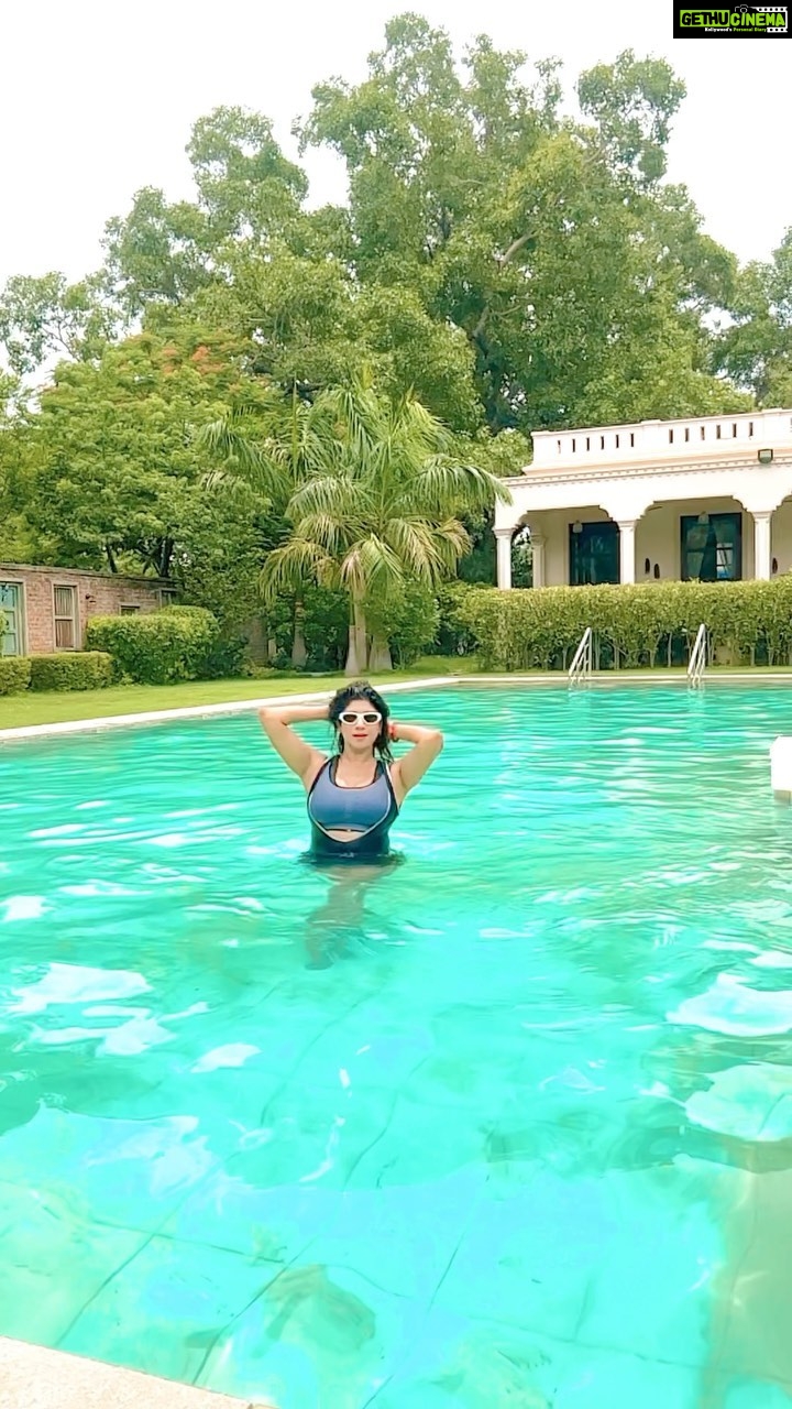 Vindhya Tiwari Instagram - This vibes of this song n Sunday mornings 💙 #swimming #vacation #familytime #song #trending #reels @treeofliferesortsandhotels