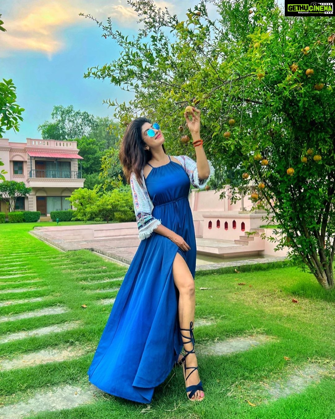 Vindhya Tiwari Instagram - सरसराती हुई टहनियाँ,पत्तियां कह रहीं हैं की बस एक तुम हो यहाँ….सिर्फ मैं हूँ….मेरी साँसें हैं….मेरी धड़कने ऐसी गहराइयाँ, ऐसी तन्हाइयां और मैं….सिर्फ मैं….अपने होने पे मुझको यकीन आ गया 💙 Somewhere on Earth