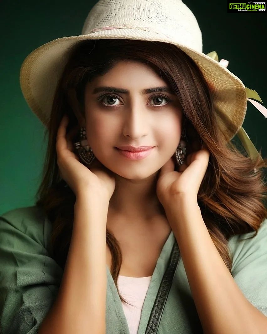 Vindhya Tiwari Instagram - Serendipity 💚 #goodmorningworld #portraitphotography 📸 @ashishsom