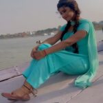 Vindhya Tiwari Instagram - और ……….? मेरी सादगी मुझे, मेरी मैं से मिलाती है…. मेरा वजूद क्या है, ये मुझे बतलाती है ❤️ Varanasi - Kashi - Banaras