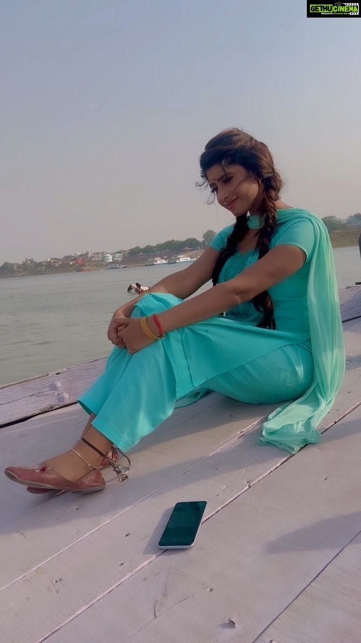 Vindhya Tiwari Instagram - और ……….? मेरी सादगी मुझे, मेरी मैं से मिलाती है…. मेरा वजूद क्या है, ये मुझे बतलाती है ❤️ Varanasi - Kashi - Banaras