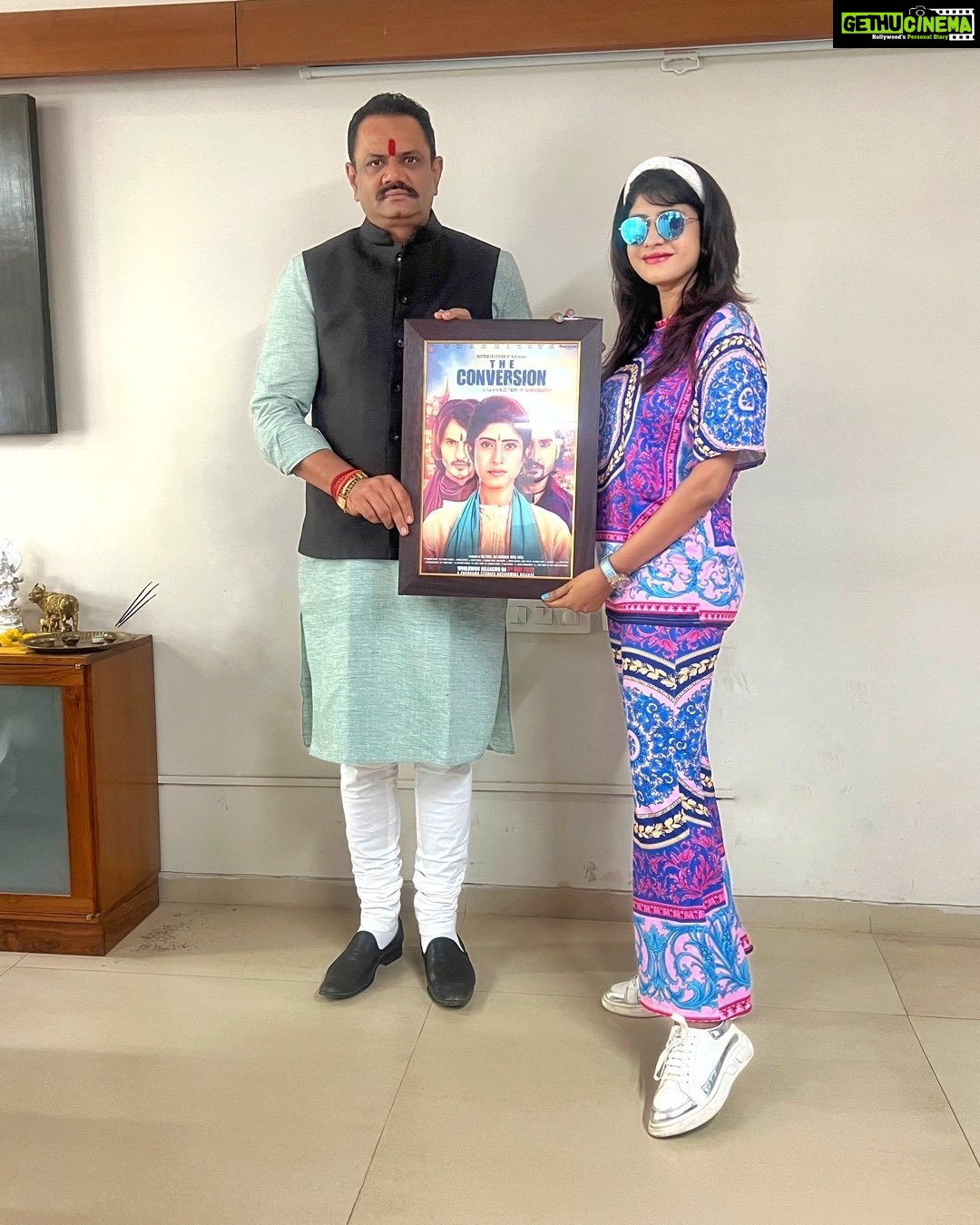 Vindhya Tiwari Instagram - Thank u so much @jitu.vaghani sir (education minister -gujrat) for ur motivation n acknowledgement for our film #theconversion ….Jai Shree Ram 🙏🏻🚩