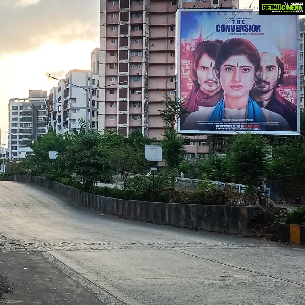 Vindhya Tiwari Instagram - Woke up to this ❤ Hoardings posters all over the world! "The conversion" 4 days to go @nostrum_ent @kapilmishra_ind @prateekshukla1111 @ravi.bhatia @tiwarivandananayak @rajpatel59012021 @kumarmangatpathak @panorama_studios releasing at ur nearest theatres 6th may 2022 !! Celebration Club, Lokhandwala