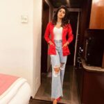 Vindhya Tiwari Instagram - Hello Bangalore ❤️ Glitter in the eyes ,glitter in the sky 🌌 !! Promotions @nostrum_ent #theconversion #ootd Styled by : @thakurshivendushekhar @aishu.uk Accessories : @aayu_shh Wardrobe : @pahleyfashion , @meenalrshah Bangalore, India
